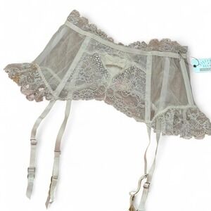NWT Limited Edition 2013 Victoria's Secret Fashion Show white‎ lace garterbelt
